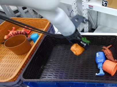Bin-picking 真机场景：从源筐抓物放入目标筐，含透明/可变形/反光物体
